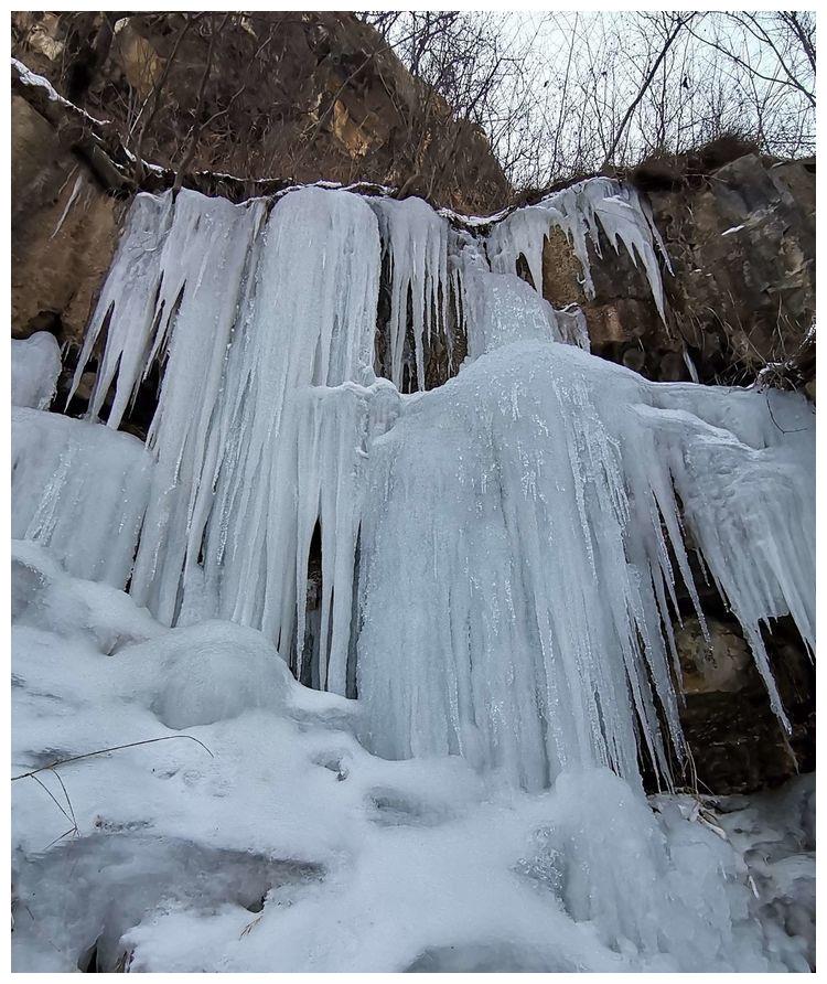 1月2日，有网友探秘临朐的这条深沟，看到了满山遍野的冰瀑