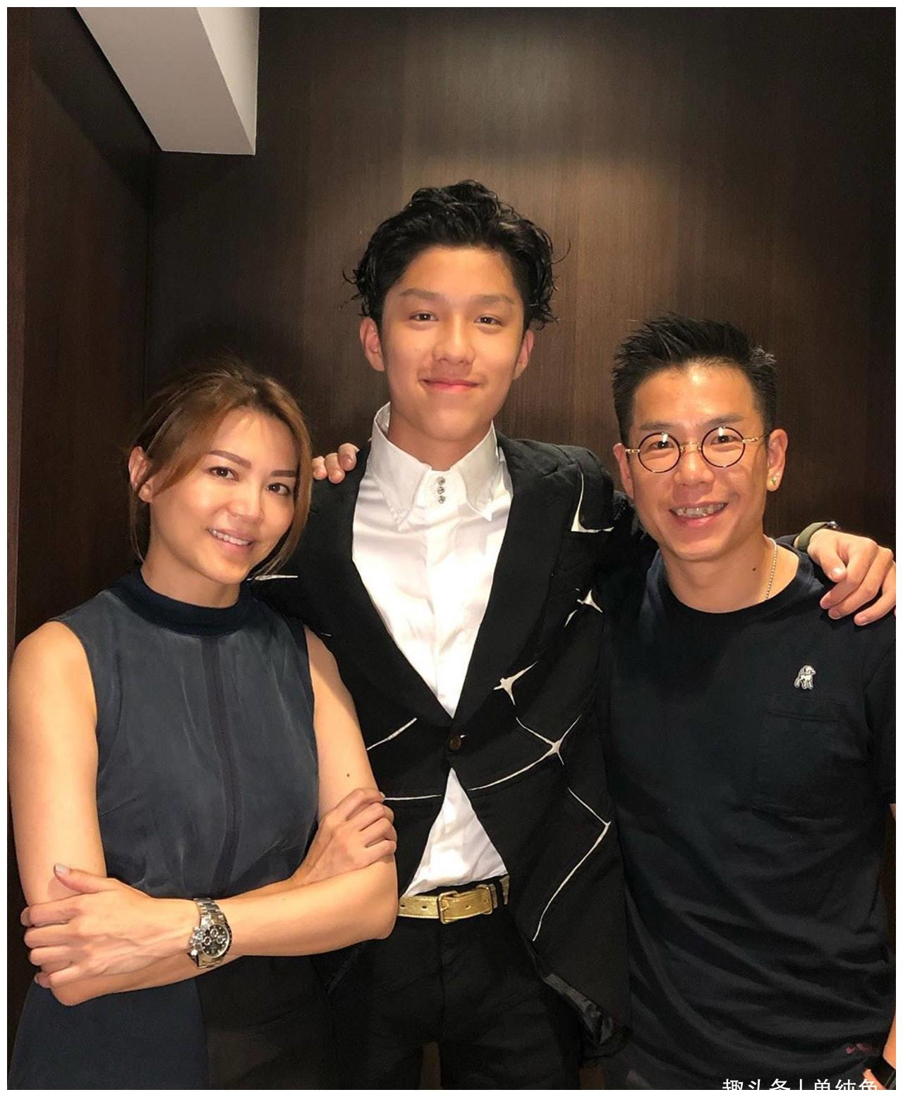 康子妮:婚后10年买不起房,16岁儿子帅气难挡,平民夫妻也很幸福