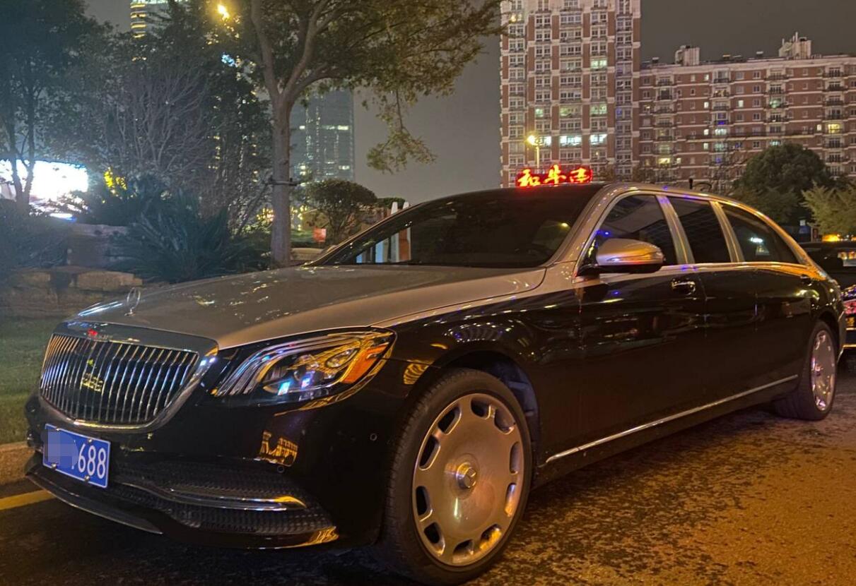 南通大饭店实拍迈巴赫加长版普尔曼，气场碾压周围所有车！