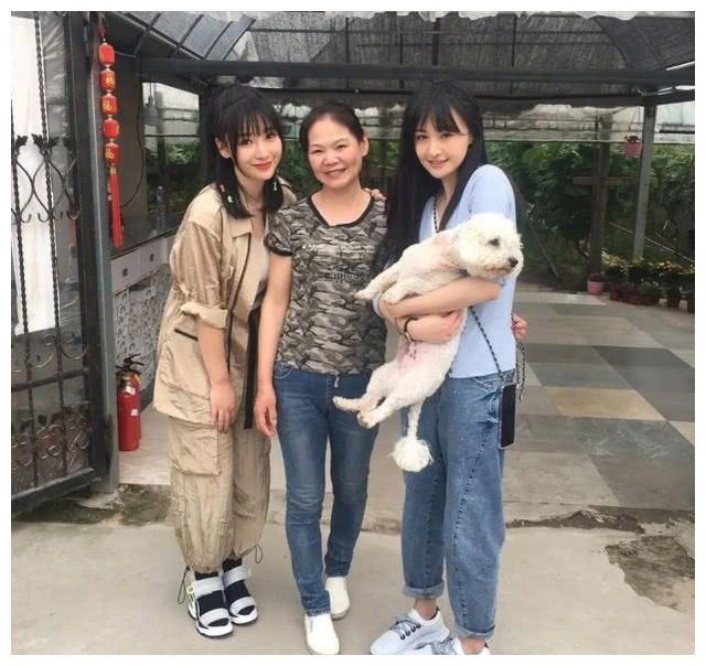 郑爽柳岩合影曝光,40岁柳岩穿工装连体裤太减龄,比29岁郑爽还美