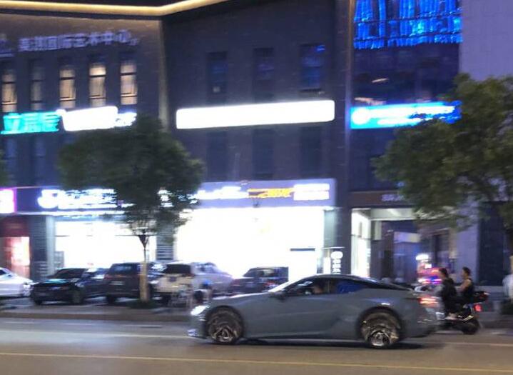 南通工农路街头实拍阿斯顿马丁跑车，轰鸣声引人注目！