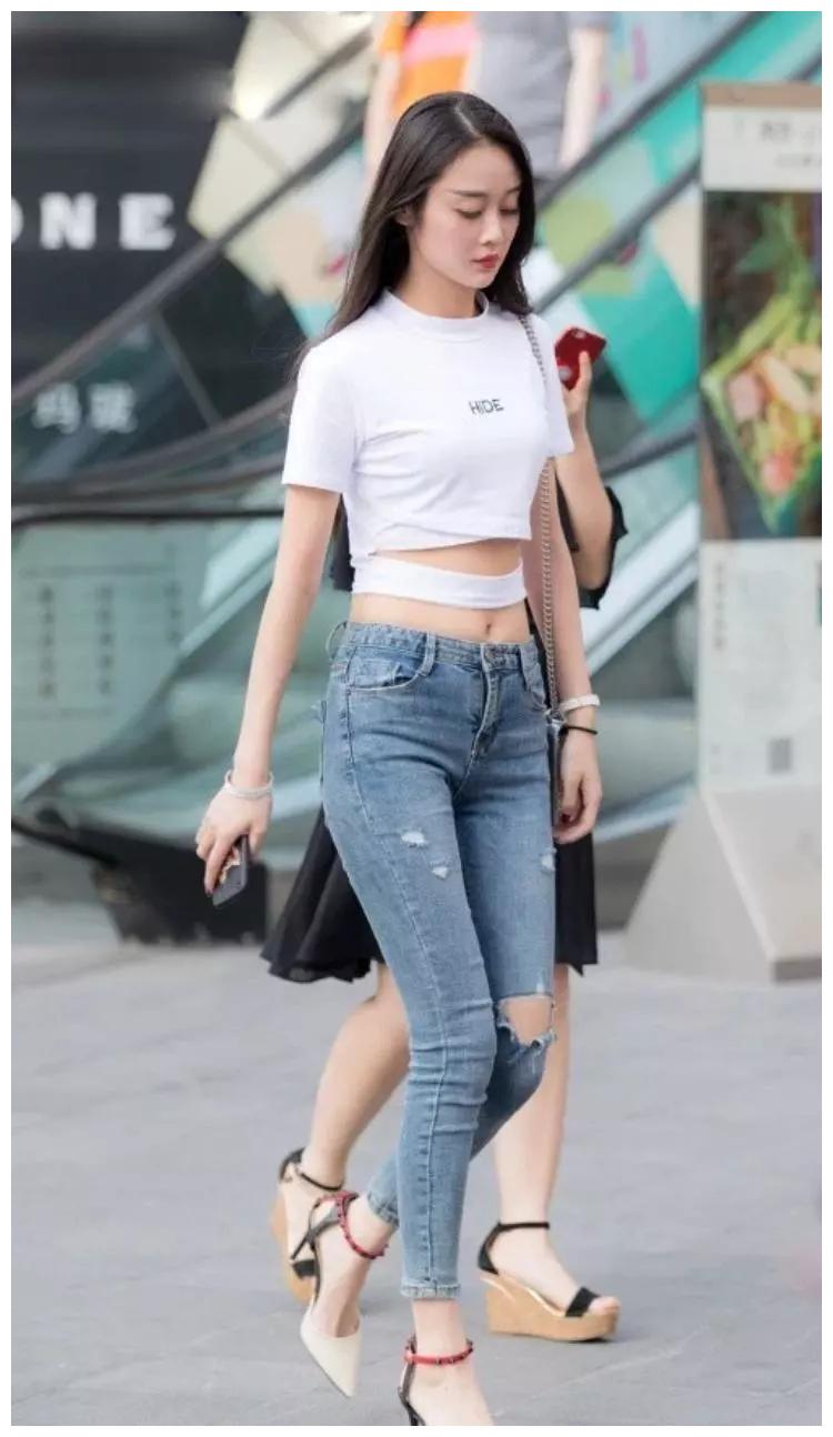 小姐姐搭配上一双绑带的高跟鞋,让她的整体气质看上去清新有浪漫休闲区蓝鸢梦想 - Www.slyday.coM 小姐姐搭配上一双绑带的高跟鞋,让她的整体气质看上去清新有浪漫休闲区蓝鸢梦想 - Www.slyday.coM