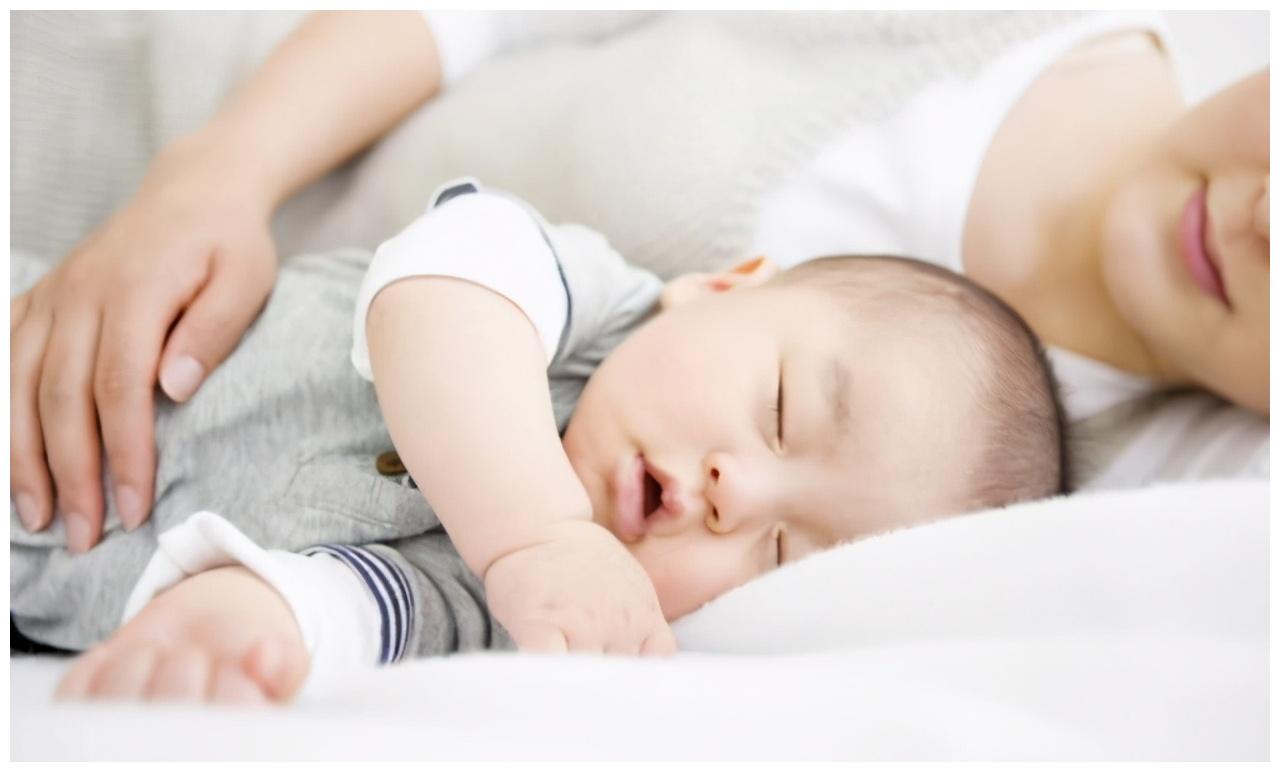 婴儿侧睡（婴儿睡姿讲究多）-幼儿百科-魔术铺
