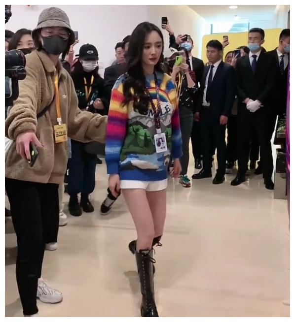 杨幂穿"三分裤"直播生图曝光,离开百万修图师,看清腿我自闭了
