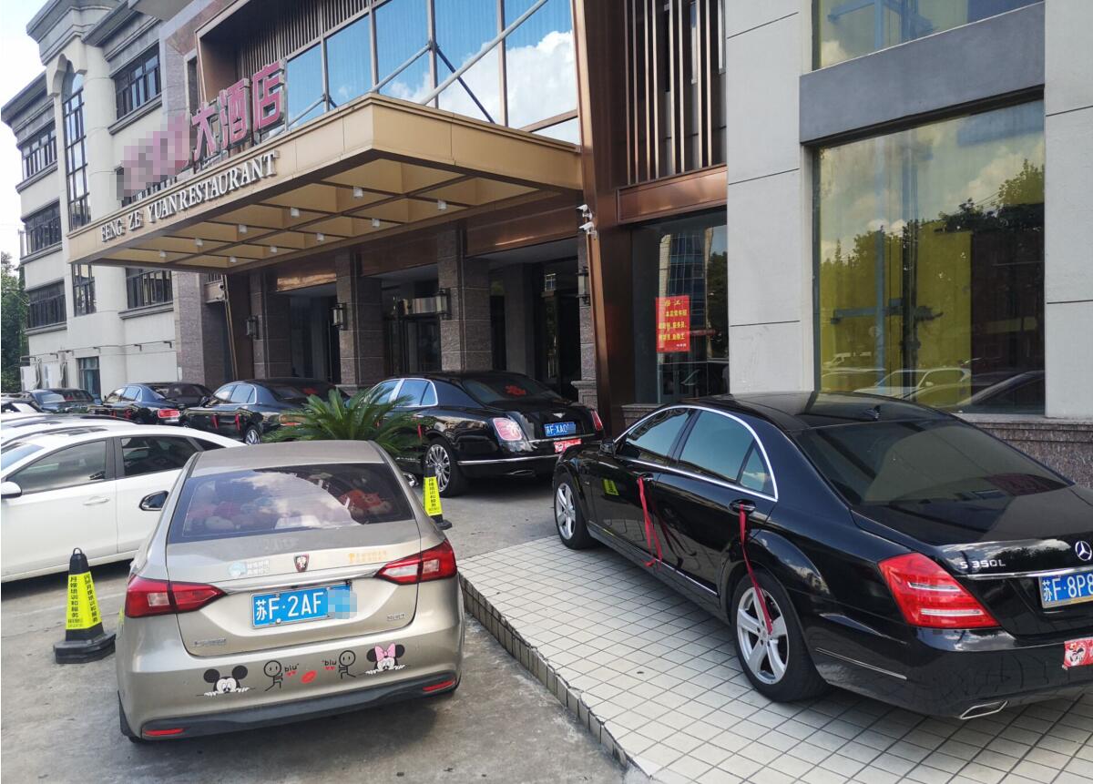 南通金沙镇某酒店实拍宾利婚车队，气场秒杀整条街！