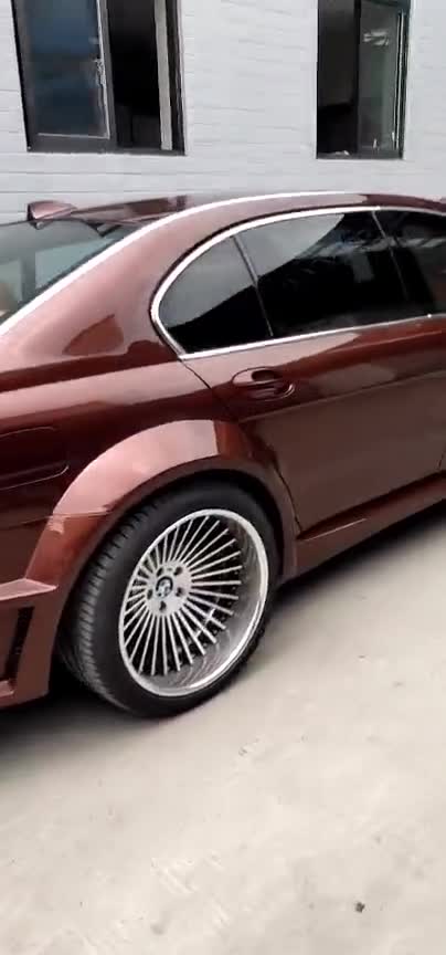 劳斯莱斯同款引擎的宝马，V12的发动机让奔驰S级都羡慕！