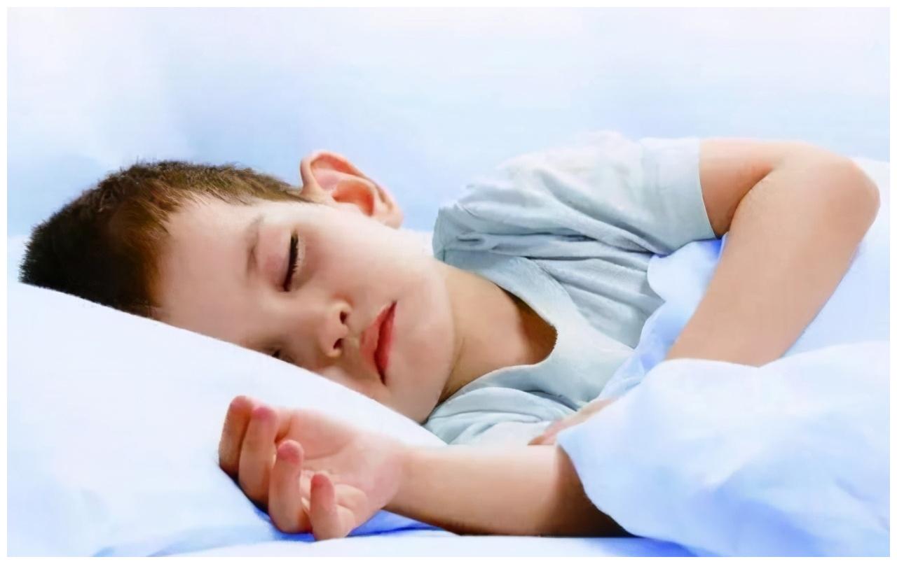 孩子睡觉有两个黄金时间段，对大脑发育有好处，还能促进身高发育|发育|睡眠|身高_新浪新闻
