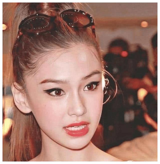 杨颖在日本有多辛酸?被男生酒瓶怼脸还赔笑,看照片真尴尬