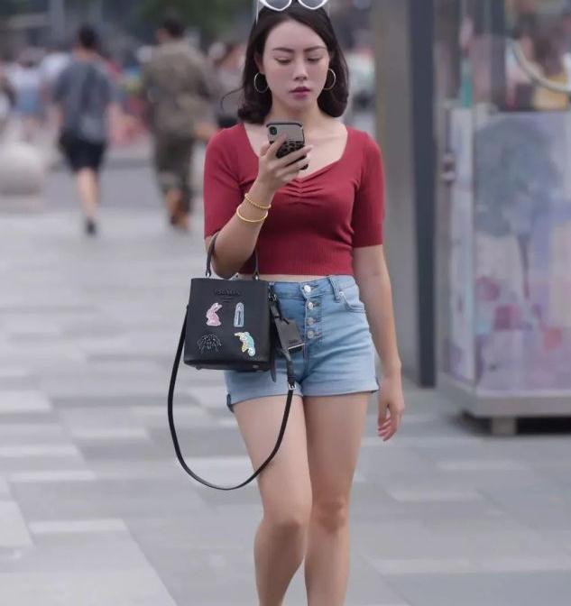 街拍美女:时尚的短牛美腿大姐姐