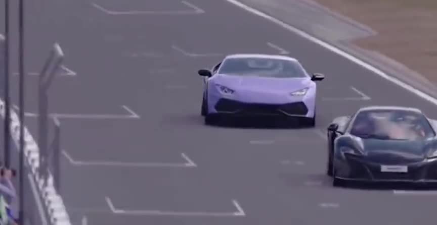 超豪跑车展示倒车技术超车，这技术无人能敌！