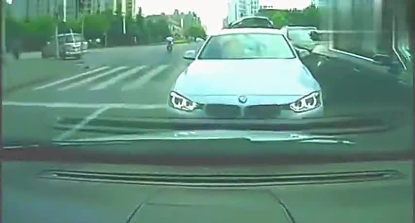 实拍宝马车逆行，看看霸道车主怎么教育他的