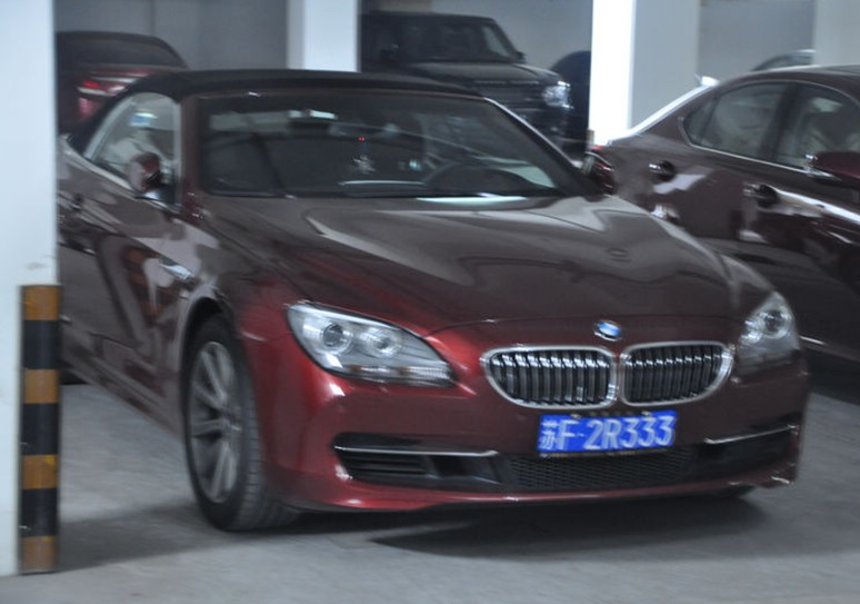 南通海门某地库实拍宝马640敞篷车，车牌