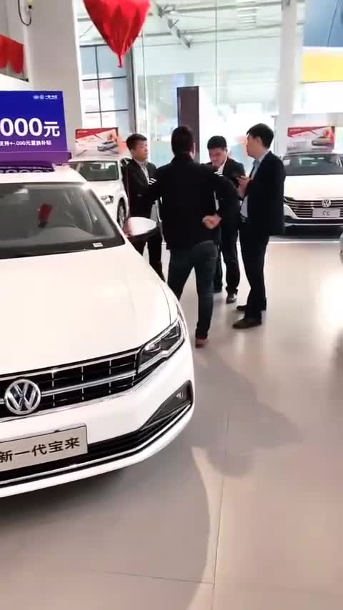 全新一代宝来客户看车中