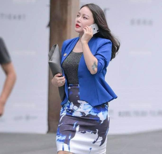 街拍,微胖的美女穿搭职业装,也是最美的一面