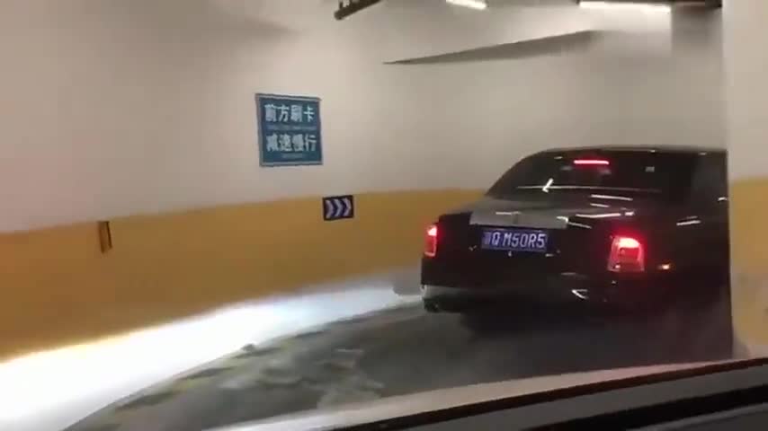 行车记录仪实拍：劳斯莱斯进地下车库，这个司机可以下岗了！