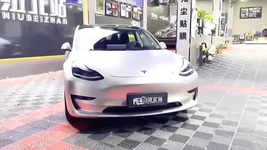 特斯拉，黑色改亚光银，车主说像不锈钢[偷笑][偷笑][偷笑]