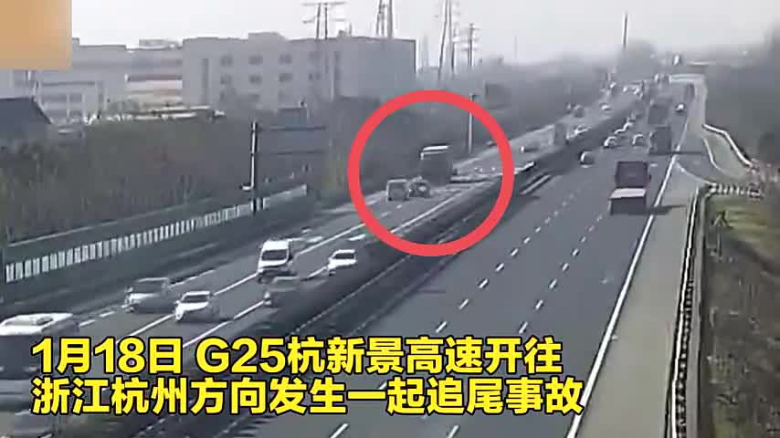 实拍：奥迪车追尾货车撞击瞬间扬起3米高沙尘奥迪车几近报废