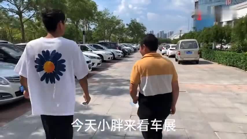 带兄弟们逛车展看漂亮车模，走到红旗H9展位被国产车惊艳到了
