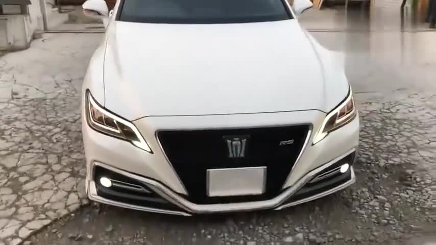 新款丰田皇冠RS混动版