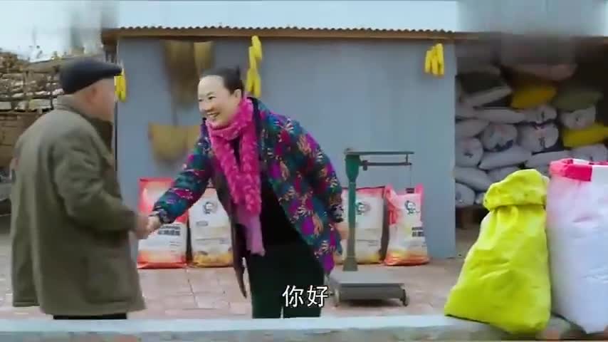 乡村爱情刘能媳妇从城里回来高跟鞋配上大红唇洋气