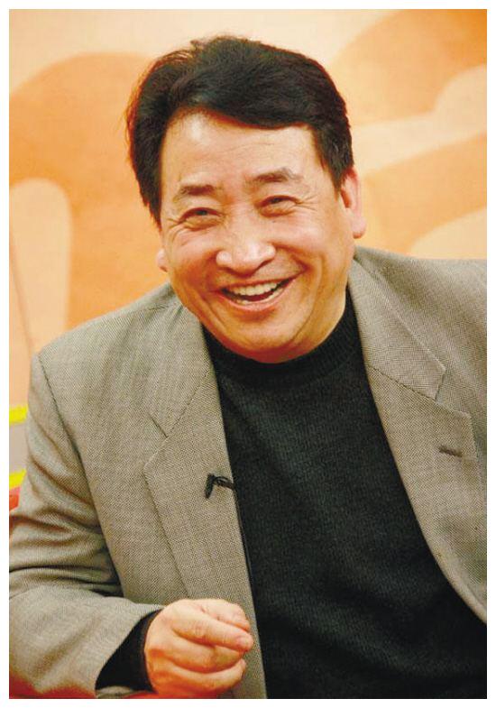 相声演员姜昆近照曝光,70岁笑容满面风采依旧,一头黑发显年轻