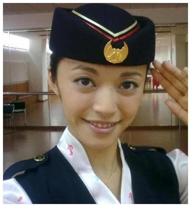 电影《浪漫天降》中,关晓彤饰演的沙沙是一位菜鸟空姐,剧中关晓彤的