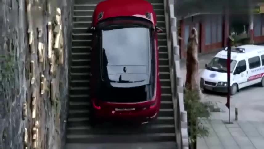 监控实拍：路虎爬天门山上天梯999级台阶，太精彩了！