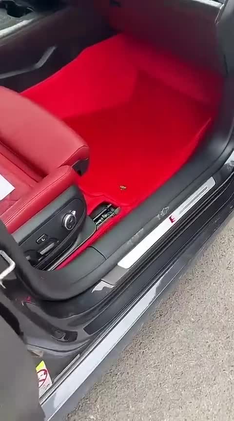 奥迪S5，真皮大红色脚垫安装实拍