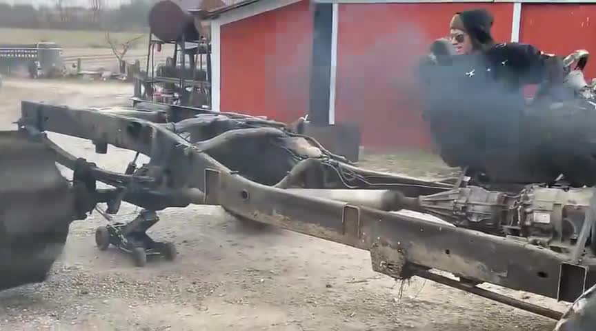 小伙人狠话不多，开着汽车底盘横冲直撞，这样玩也没谁了