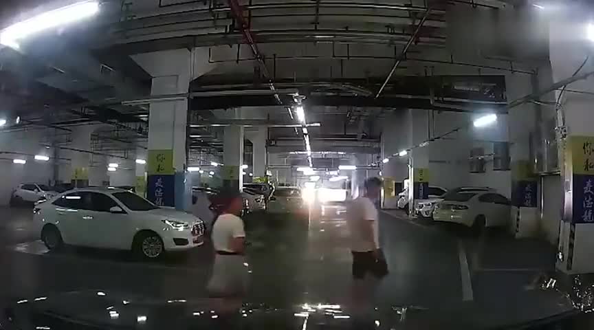 实拍女司机漂移出库，把旁边小情侣吓得不轻，一看就是老司机