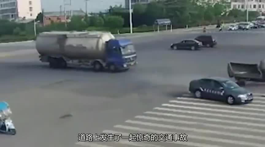 无人驾驶的三轮车，闯了红灯还追尾，真是没谁了！