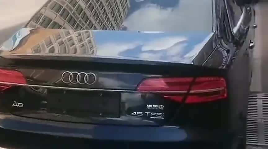 奥迪A8车主真够低调的，抠了A8换上A6，这操作你见过吗？