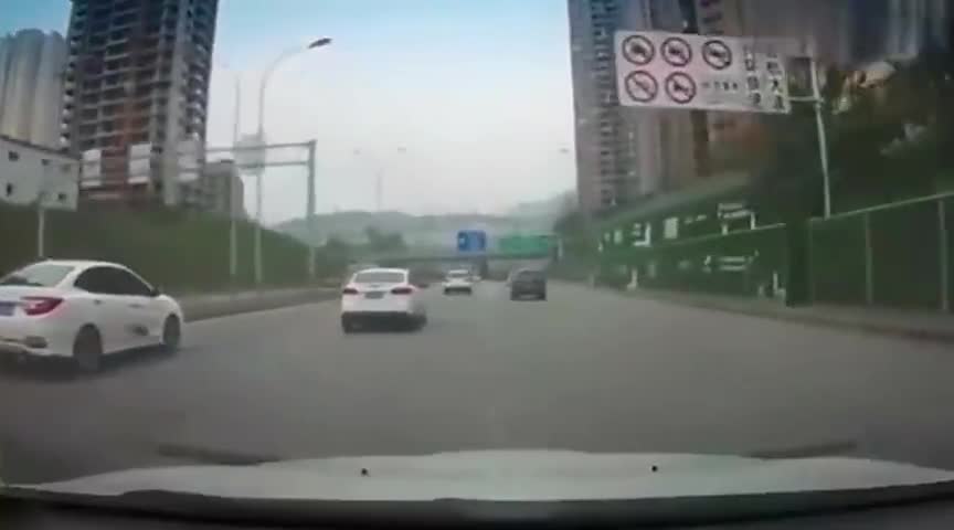 行车记录仪实拍：这要“吻”上了,算我的责任吗