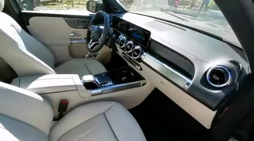实拍奔驰全新GLB内饰，标配双连屏，科技感强于奥迪