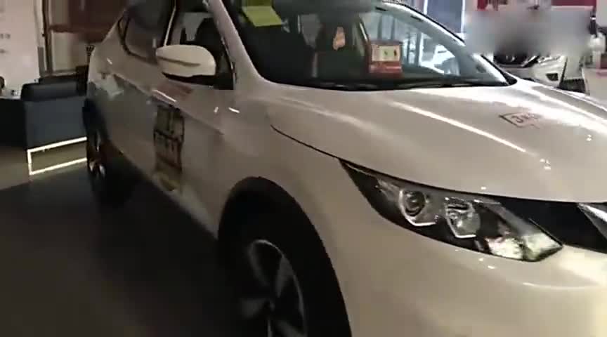 日产逍客近距离实拍，前脸犀利典型的日产车，这颜值妥妥的