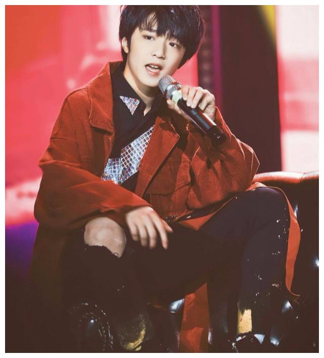 的刘耀文,也是14岁就长到183了,看他的身高,完全想象不到他其实才14岁。而时代峰峻的其他艺人,也