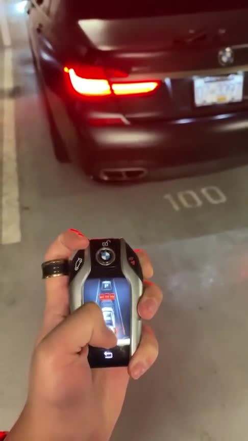 宝马7系顶配760黑科技展示，拿出触屏钥匙，就知道奔驰输在哪里！