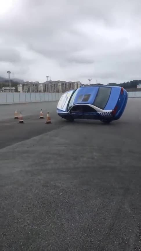 实拍汽车特技两轮行驶，看车顶的凹陷你就知道平时付出了多少