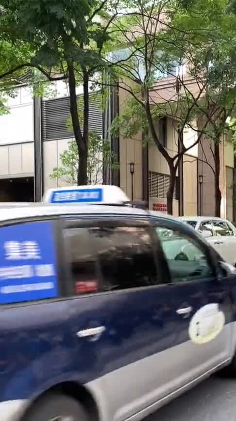 顶级富豪坐劳斯莱斯幻影出街，气场十足，这条街上的王者