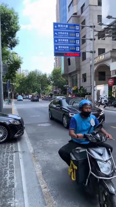 奔驰迈巴赫VS宝马七系，谁的气场更强大，谁才是王者呢