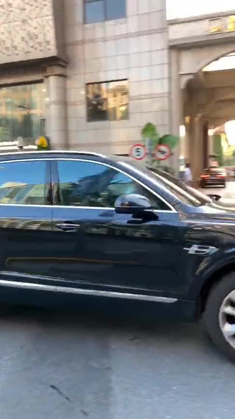 宾利添越VS劳斯莱斯库里南，谁的气场更强大，谁才是大哥