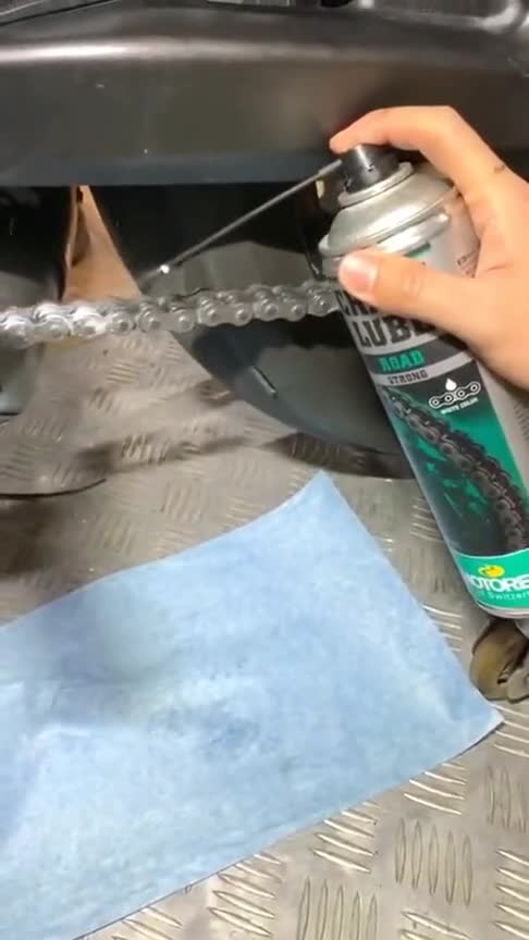 摩托车上如何保养链条，看完车主的操作后，我惊呆了