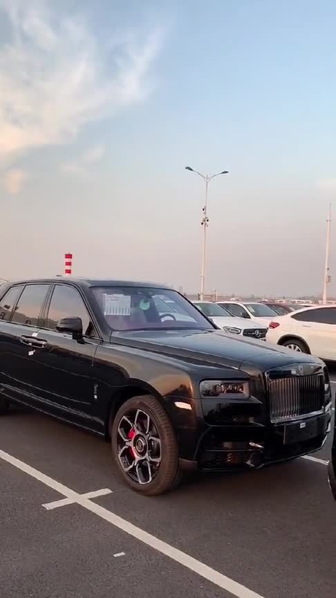 劳斯莱斯库里南普通版与BB版停在一起，气场上就已经输了