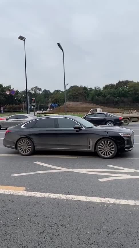 国产红旗全新H9，把它行驶在街头，气势不输劳斯莱斯！