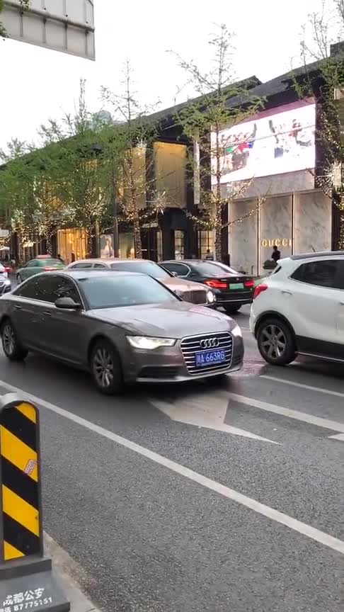 宾利飞驰驶过街头，气势不输劳斯莱斯，奔驰迈巴赫都羡慕了！