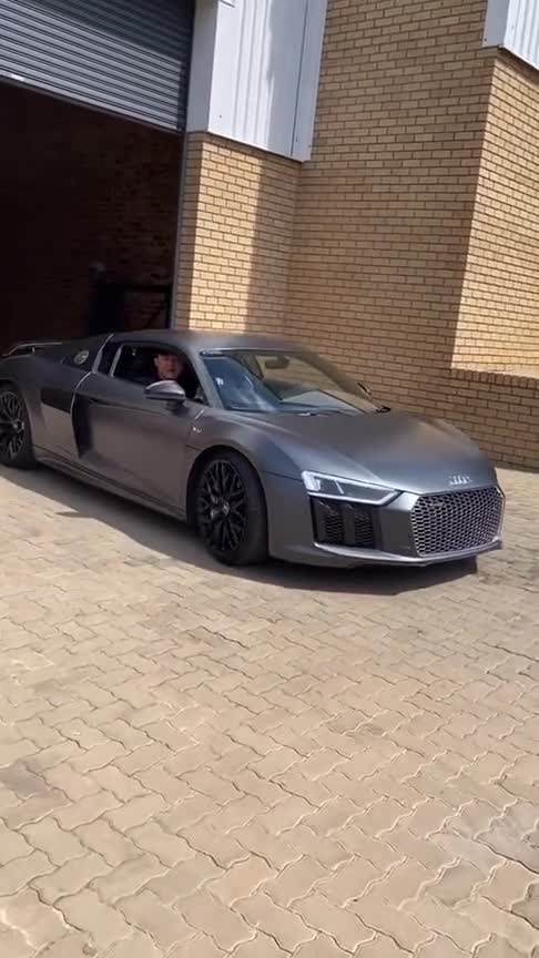 奥迪新款R8，奥迪首台超级跑车，造型不输兰博基尼！