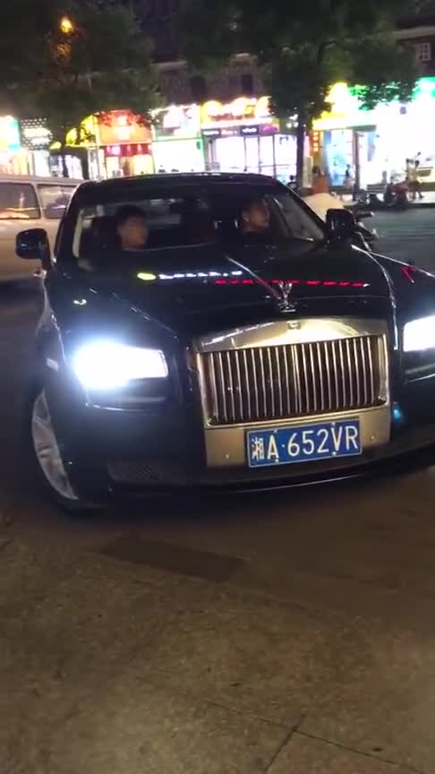 小哥哥开着最奢华的劳斯莱斯古斯特进入解放西，场面霸气十足，帅
