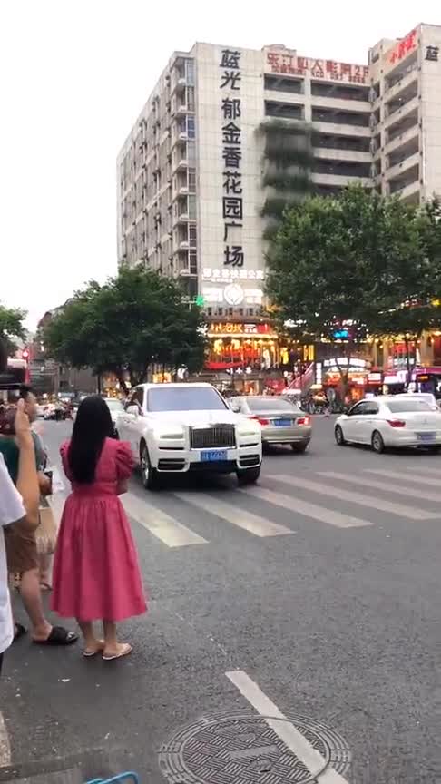 劳斯莱斯库里南SUV，当它驶过街头，就知道贵在哪里