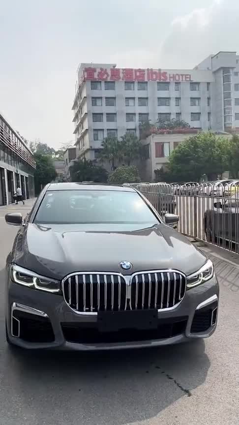 宝马全新7系，当年都说它中网丑，看到实车就知道多霸气！