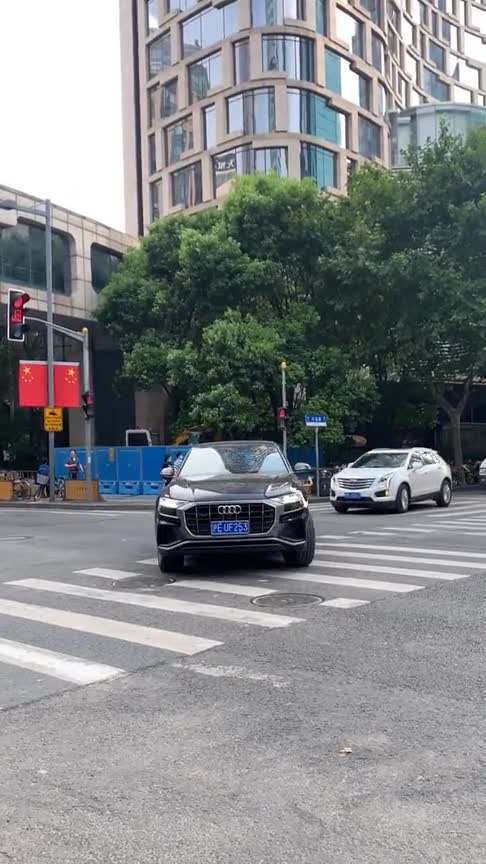 全新奥迪Q8，换壳版的兰博基尼urus，一看确实很像